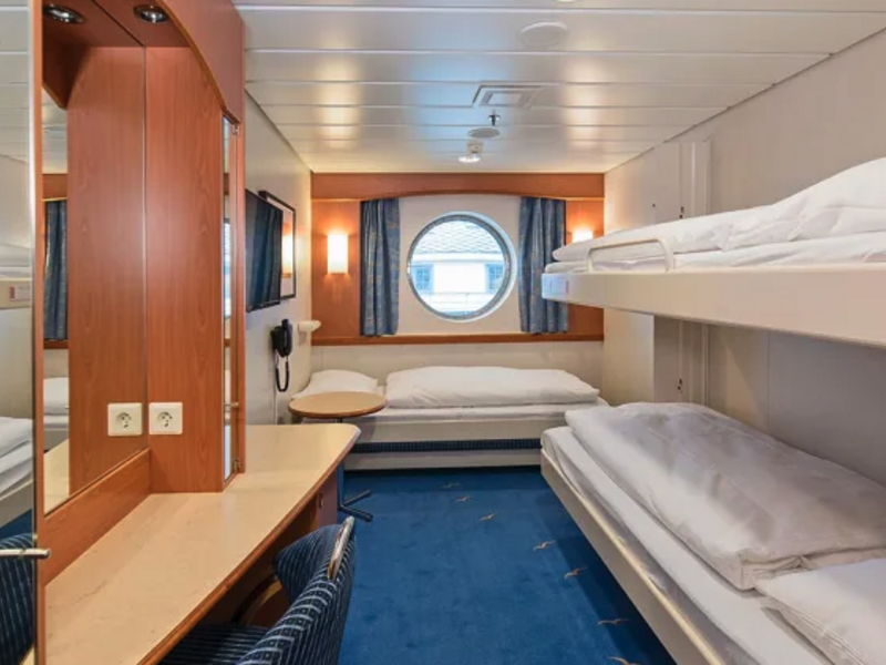 Polar Outside | Middle deck for up to 3 travellers